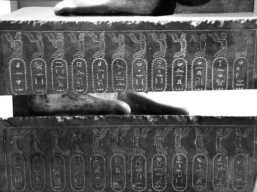 Susa, Statue of Darius the Great, Belt with akinakes
