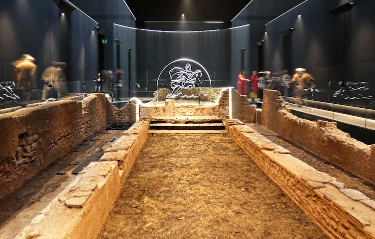 معبد رومی میتراییسم (London Mithraeum) در لندن، موزه باستان‌شناسی، آثار باستانی رومی، میترا ، مهر ، مهرابه